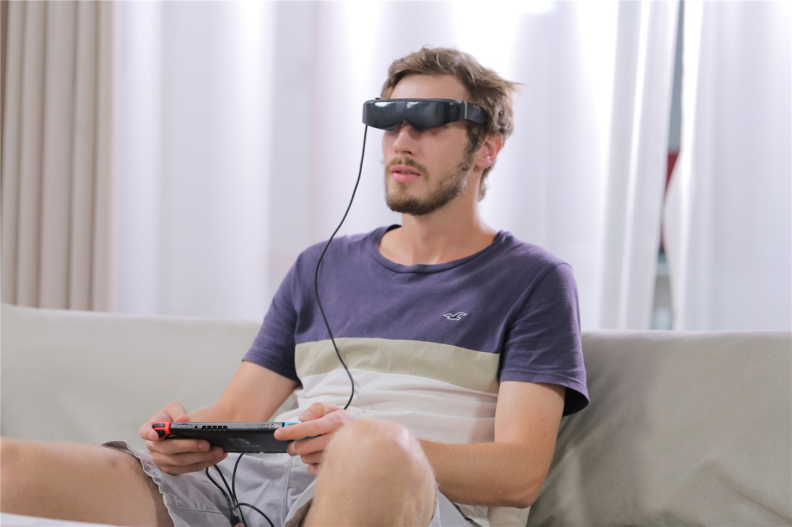 Les lunettes 3D 1080P HDMI et TYPE C 1800 Nits VR sont des lunettes intelligentes pour les jeux vidéo