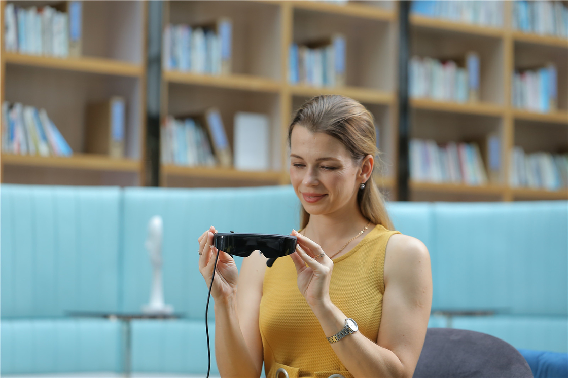 Les lunettes 3D 1080P HDMI et TYPE C 1800 Nits VR sont des lunettes intelligentes pour les jeux vidéo
