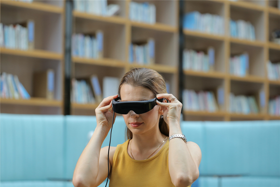 200 pouces VR Smart Glasses FOV 43 degrés 1800 Nits Affichage monté sur la tête